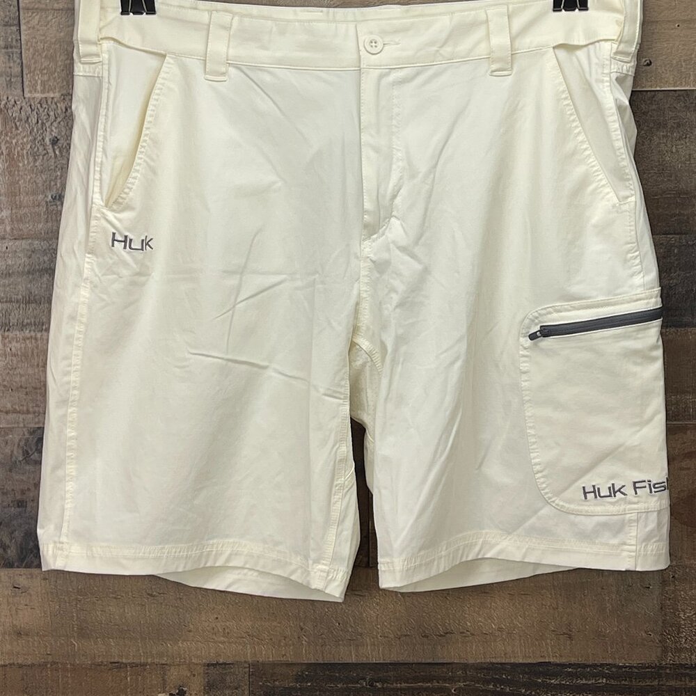 Huk Fishing Cargo Shorts Mens XXL Cream Flat Front Vented Performance Outdoor